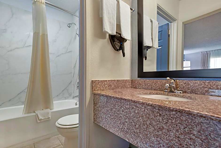 Quality Inn & Suites Near Lake Eufaula