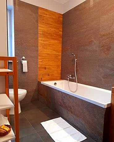 Deluxe Double Room (2 Adults + 1 Child)