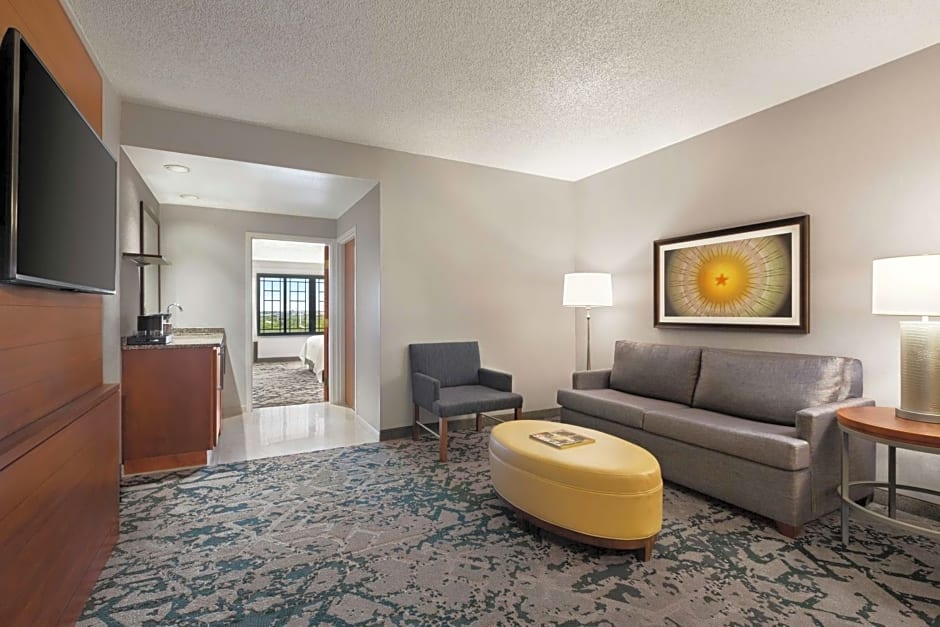 Embassy Suites By Hilton Dallas - Dfw Airport North At Outdoor World