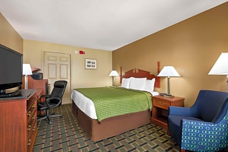 1 King Bed Mobility Accessible Room Non-Smoking