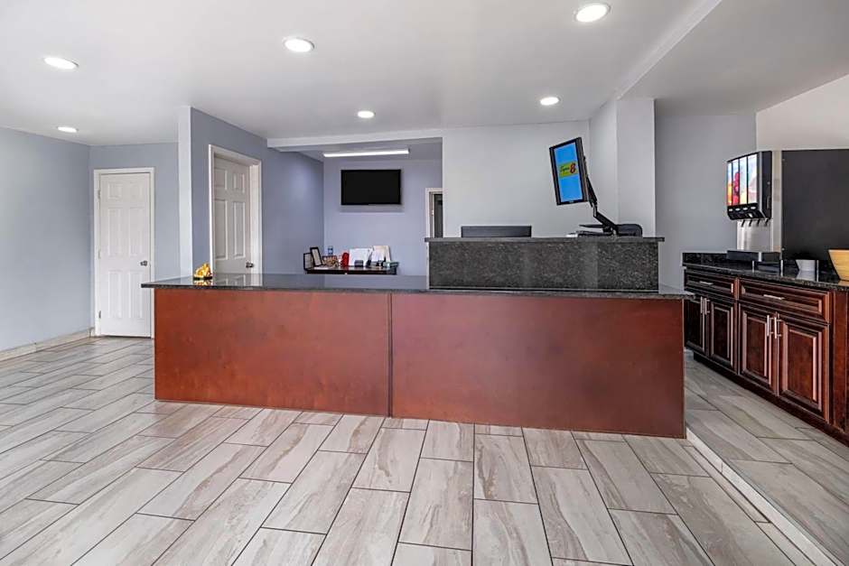 Super 8 by Wyndham Portsmouth - Norfolk