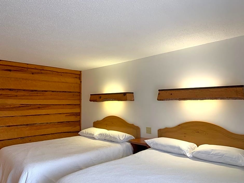 Bridge Inn Tomahawk -1st Floor, 2 Queen Size Bed, Walkout, River View