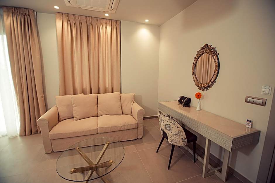 IO Luxury Pool & Hot Tub Suites