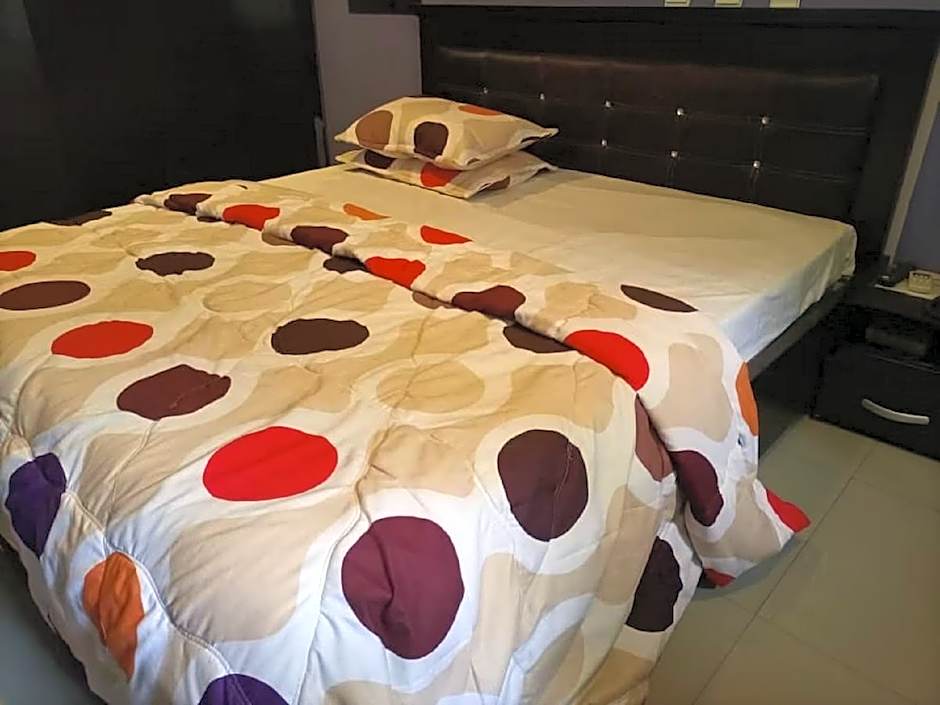 Sycamore Royals Hotel Jahi