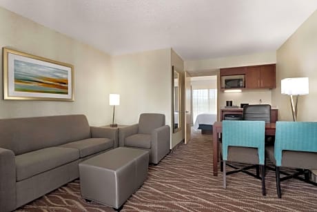 One-Bedroom King Suite - Hearing Access/Non-Smoking - Breakfast included in the price 