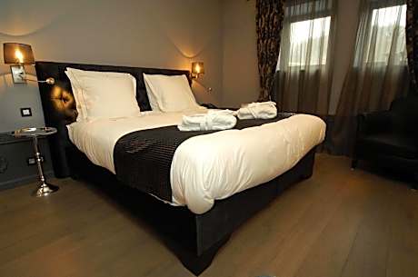 Deluxe Suite with Spa Bath