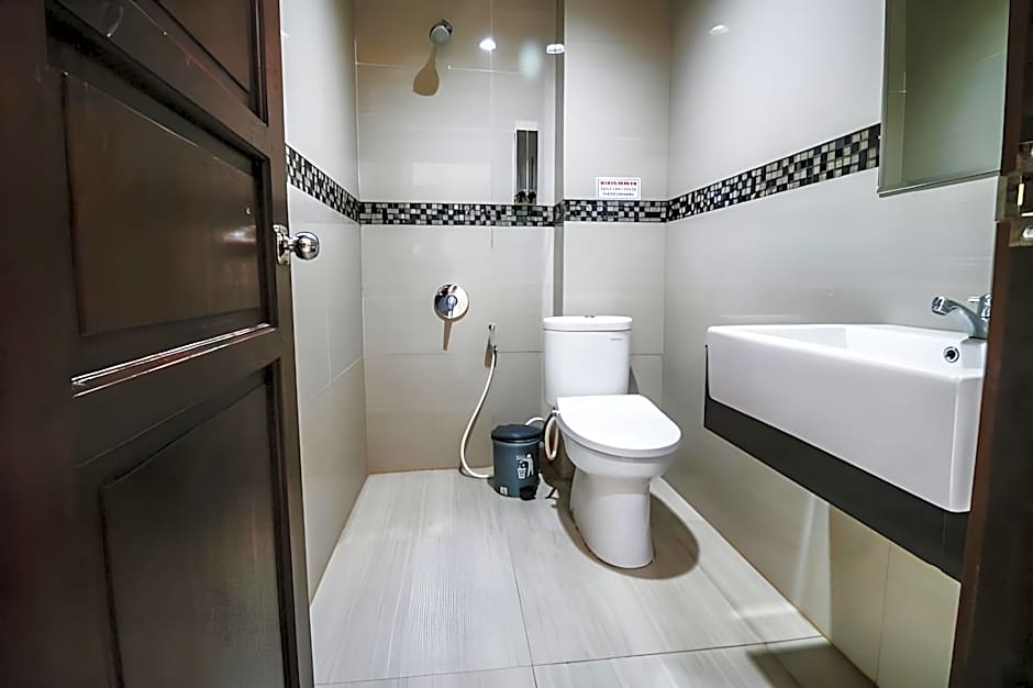 RedDoorz Plus near Universitas Negeri Makassar