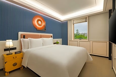 One-Bedroom King Suite with Balcony