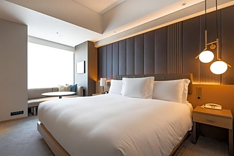 Club King Room with View Bath and Lounge Access