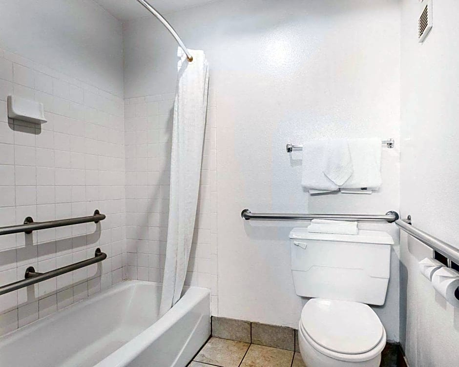 Rodeway Inn & Suites Madison East