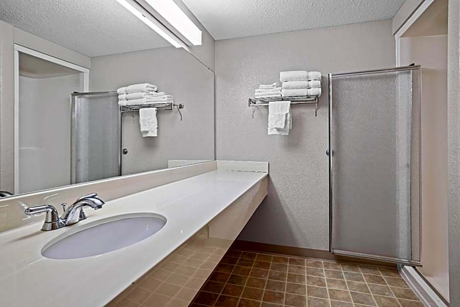 Days Inn & Suites by Wyndham Winkler