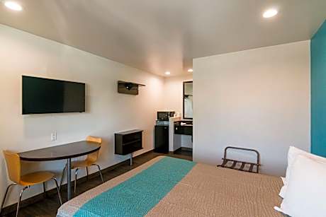 Deluxe Queen Room - Non-Smoking