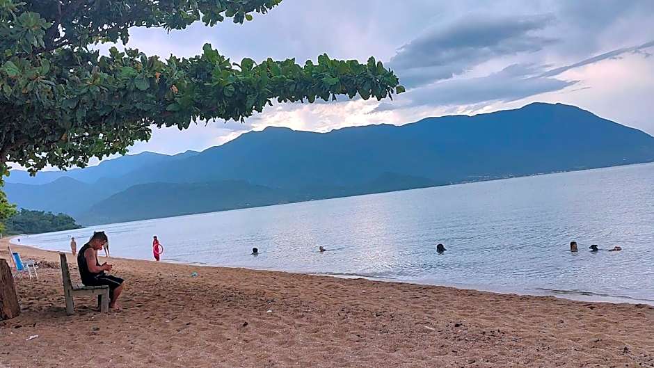 Casa pé na areia com vista especial do pôr do sol.