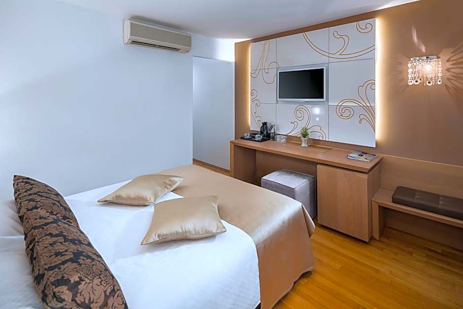 Photo 1 of 5 of Double Room