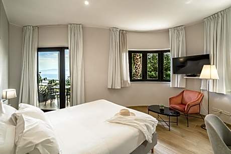 Double Room with Balcony and Partial Sea View