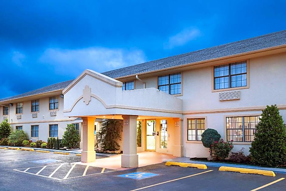 Super 8 by Wyndham Sulphur