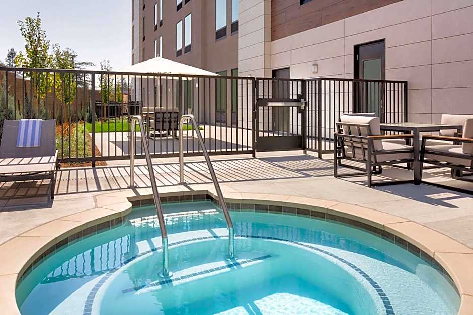 La Quinta Inn & Suites by Wyndham Santa Rosa Sonoma