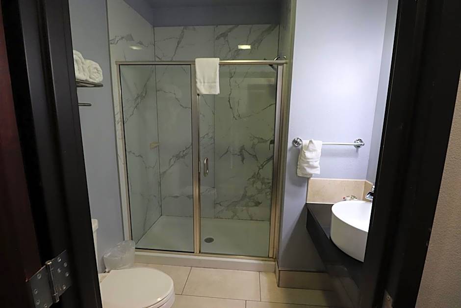 Days Inn & Suites by Wyndham Milwaukee