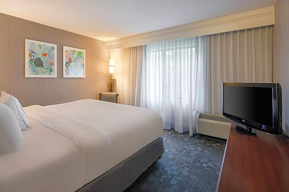 Courtyard by Marriott Grand Rapids Airport