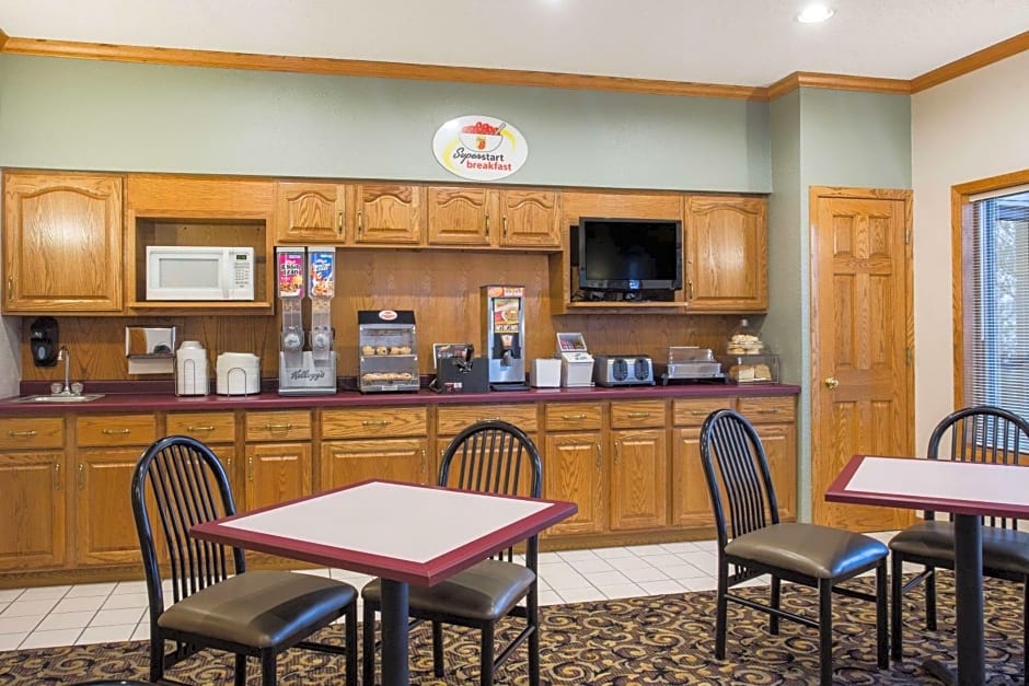 Super 8 by Wyndham Monroe WI