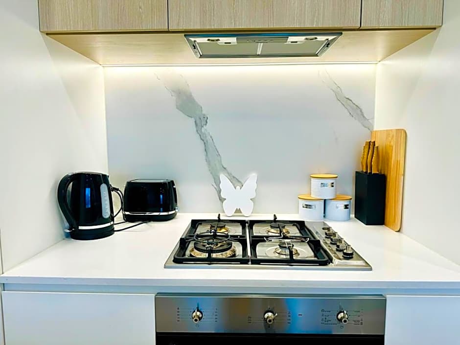 Chic 1BR Apt Urban Retreat Pool Parking Gym