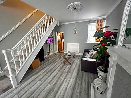 Spacious Retreat - Remote Worker & Family Friendly