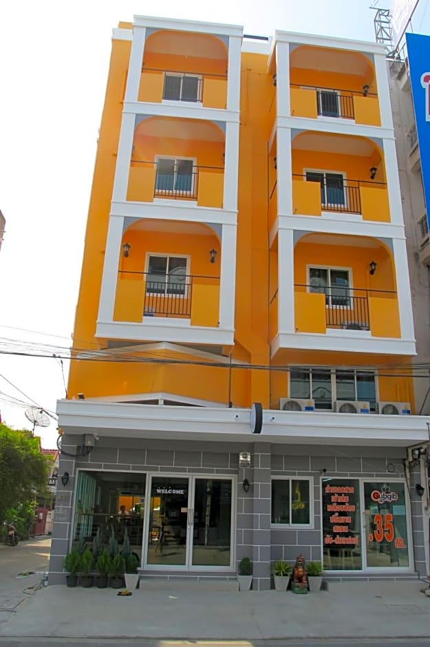 Hoppers Place Donmuang Hostel