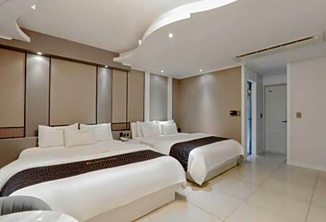 Superior Queen Room with Two Queen Beds