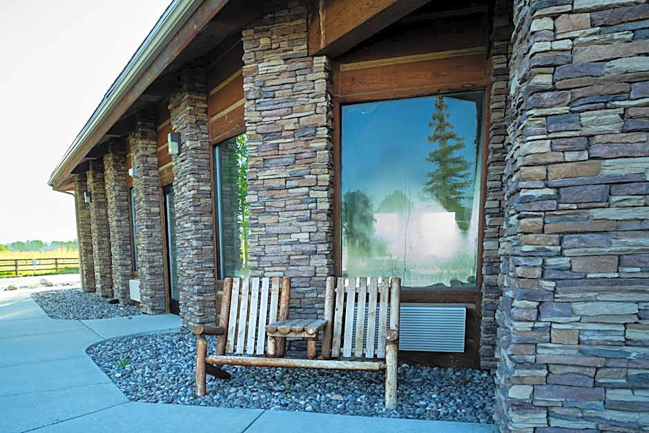Pinedale Hotel & Suites