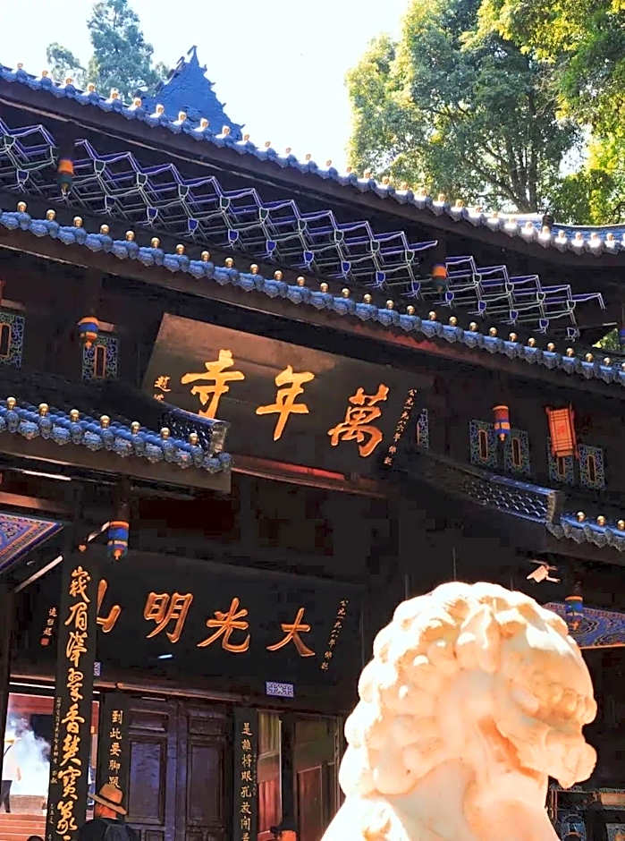 Mount Emei Moon Bay Hotel