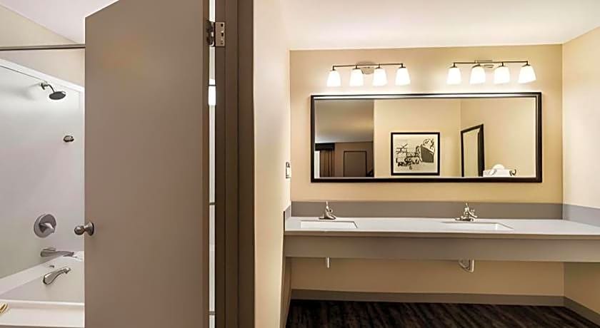 Best Western Plus Frontier Motel