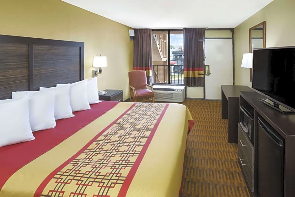 Days Inn by Wyndham Columbus-North Fort Benning