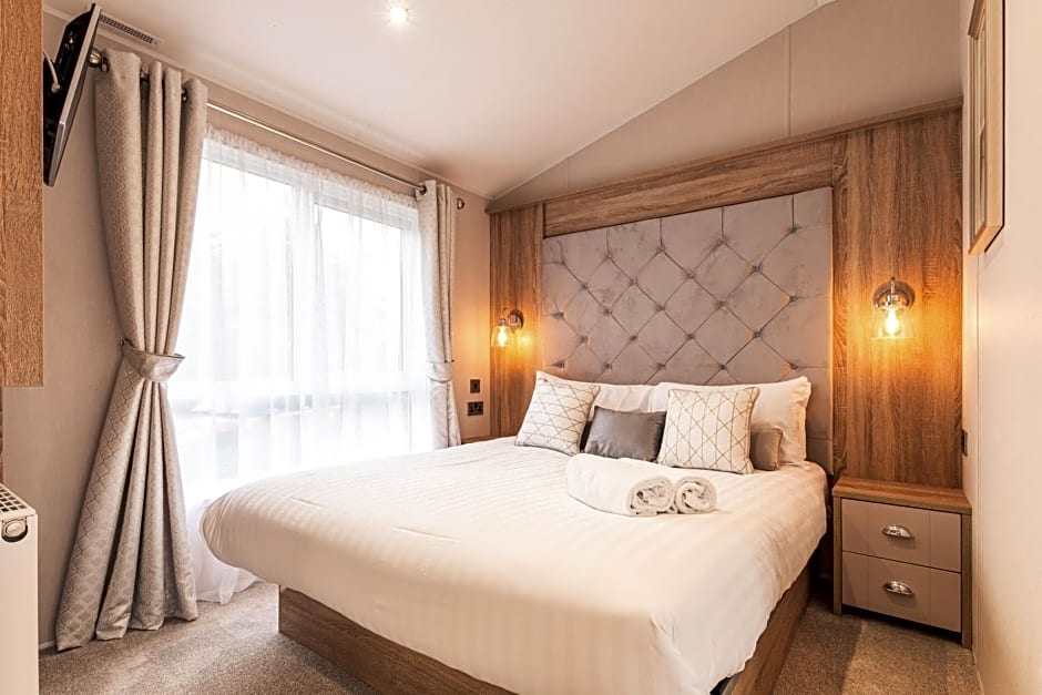 Lakeside Retreat Lodge With Hot Tub