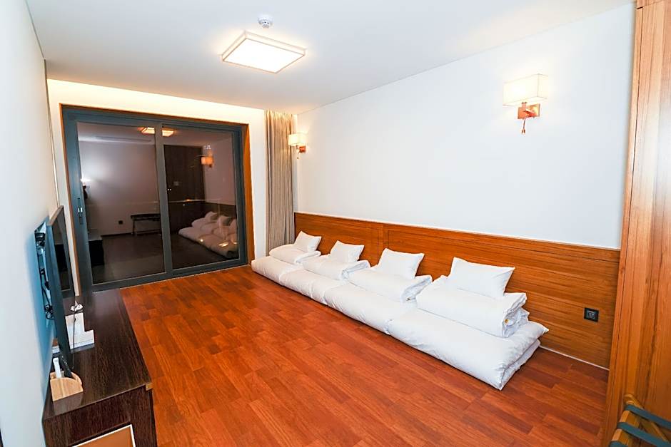 Photo 1 of 8 of Suite