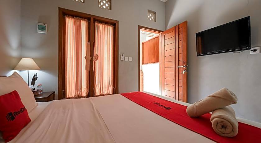 RedDoorz near Mertasari Beach 2