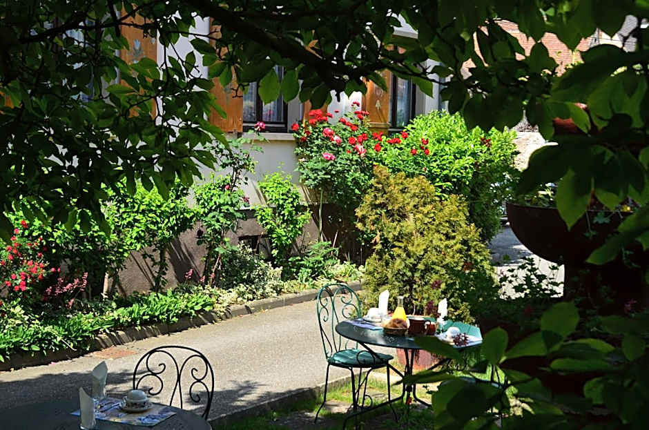 Logis Hôtel du Centre - Halte idéale en cyclotourisme avec garage à vélos clos