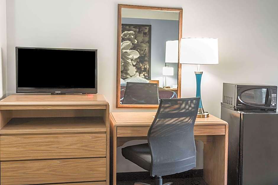 Super 8 by Wyndham Valdosta/Conf Center Area