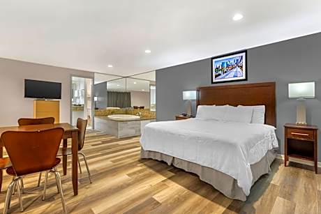 1 King Bed, Suite, Nonsmoking