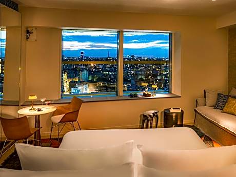 Junior King Suite with Panoramic City and Eiffel Tower View