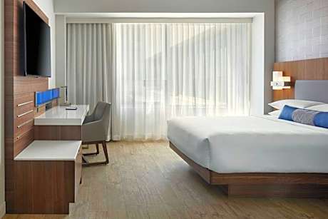 Delta Pantry Access, 1 Bedroom Executive Suite, 1 Queen