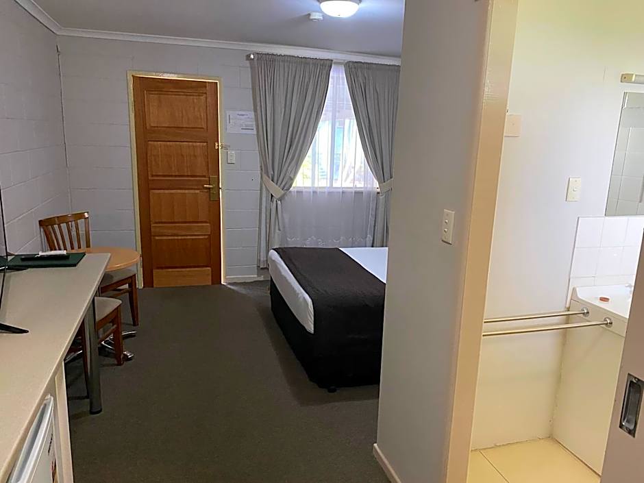 McNevins Logan Park Motel