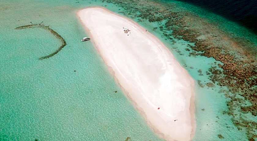 Sunrise by White sand dhigurah 