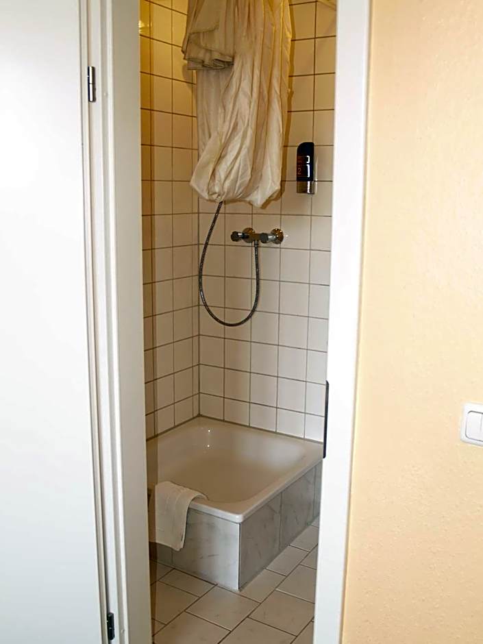 Happy go Lucky Hotel  Hostel