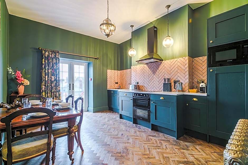 Russell Court by Orenda-Luxe