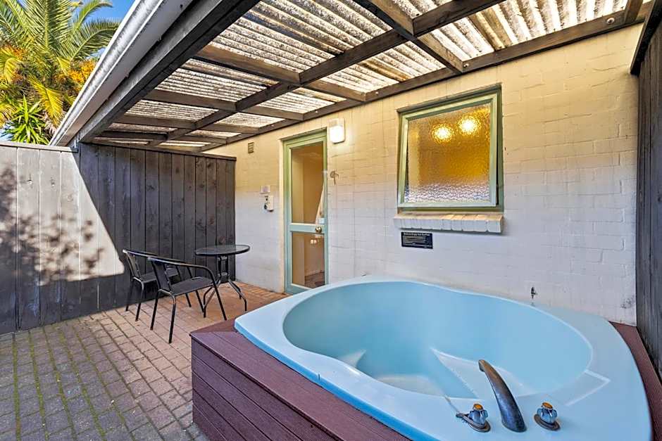 Birchwood Spa Motel
