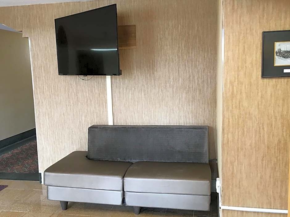 Days Inn & Suites by Wyndham Red Rock-Gallup