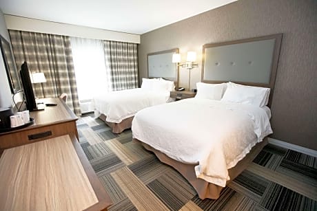 2 Queens Mobility Access W/Tub Nonsmoking