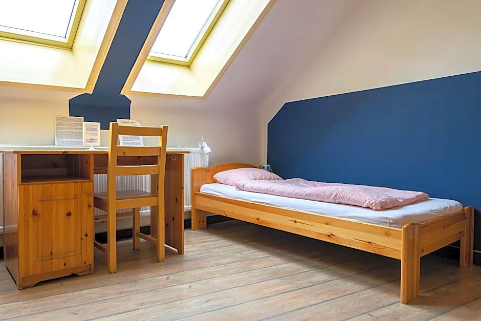 Photo 1 of 7 of Budget 2 Beds
