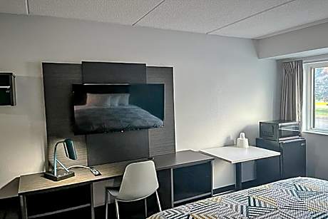 1 King Bed | Suite, Non-Smoking, Micfridge