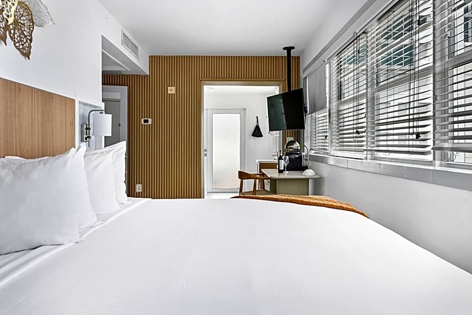 Foto 1 di 9 di Penthouse 1 King Bed, Partial Ocean View, Balcony